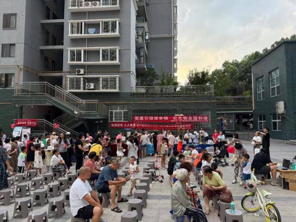 财富加 民生银行贵阳分行：社区露天电影搭台 反假知识“活”起来
