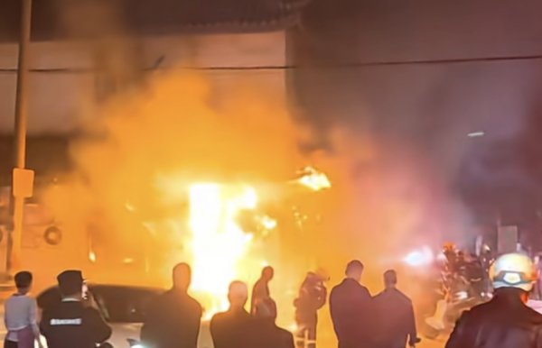 策略池 宝山区盘古路联丰路口一饭店突发火情 所幸未有人员伤亡