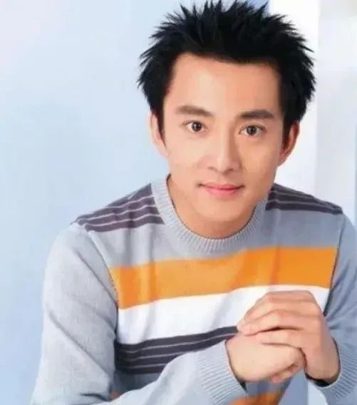 顺发配资 “前最帅央视主持人”复出，56岁满头白发；网友：法拉利老了也是法拉利！